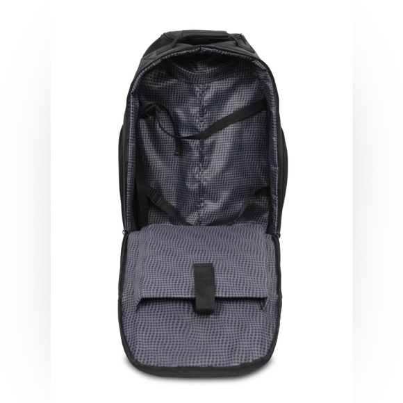 Protege 22" Black Rolling Backpack with Telescopic Handle - Picture 5 of 7